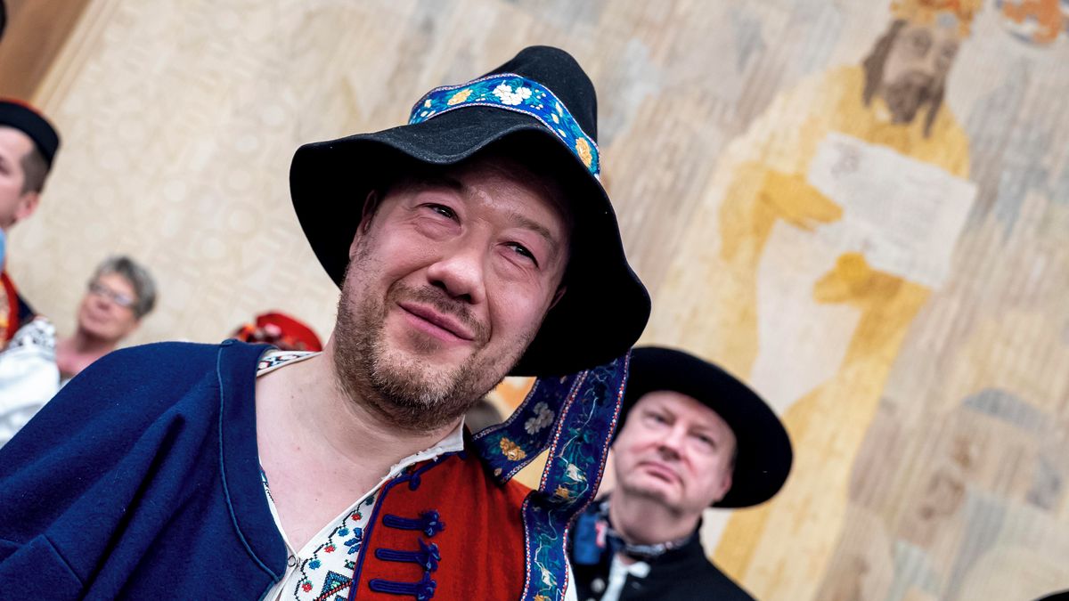 Sněmovnu zaplnily lidové kroje. Okamura si postěžoval, že nemá poklopec