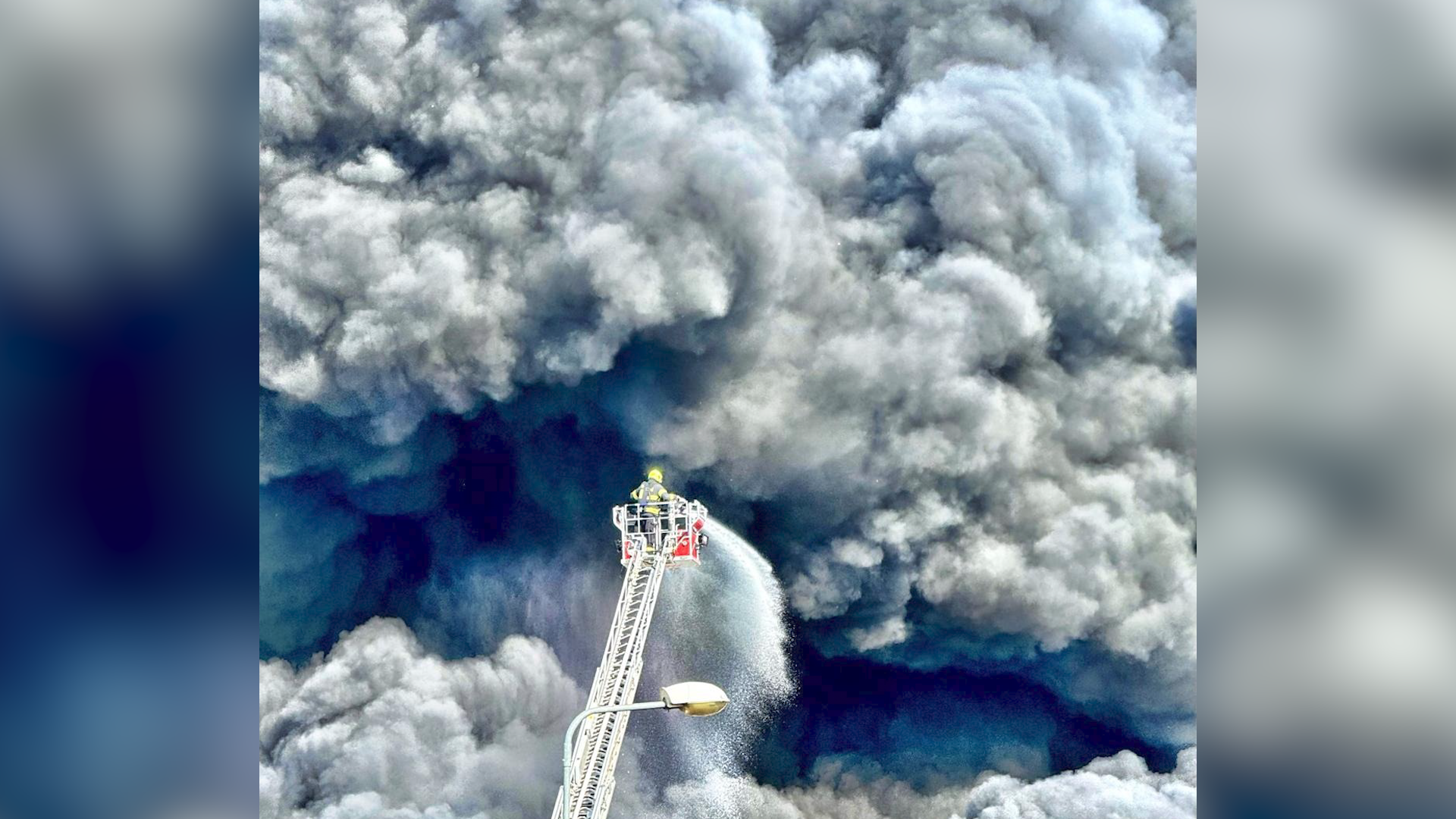 Peklo v Otrokovicích. Při požáru bylo evakuováno 333 lidí, škoda je až padesát milionů