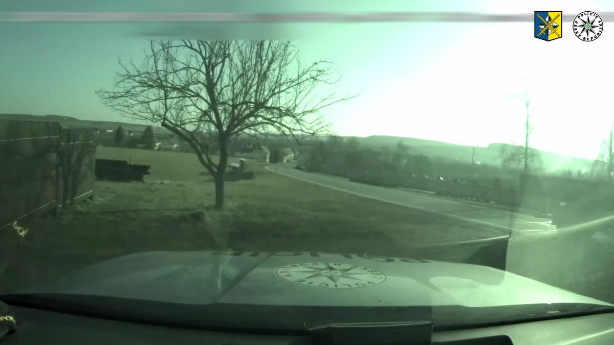 Zbrklý útěk do polí. Slovácký mladík se bál pokuty za rychlost, teď může přijít o řidičák