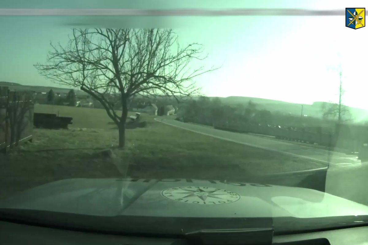 Zbrklý útěk do polí. Slovácký mladík se bál pokuty za rychlost, teď může přijít o řidičák