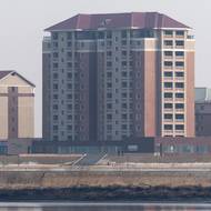 Bytový dům v Sinuidžu, podle porovnání satelitních snímků relativně nový. 