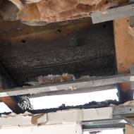 Část střechy je pryč.