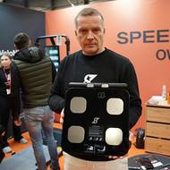 Šéf českého a slovenského zastoupení Speediance Leoš Podhrázký ukazuje chytrou váhu, která se nabízí jako příslušenství k posilovacímu stroji Gym Monster 2. 