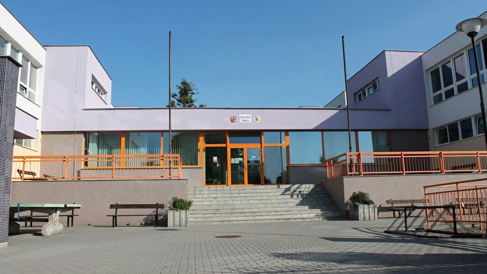 Škola v Blansku zůstala po řádění podvodníků bez koruny. Pachatelé si nyní užívají i za peníze dětí