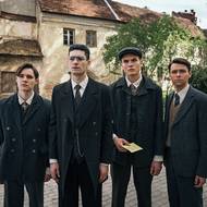 Salomon (druhý zleva) zjistí, že už není vítán v církevním sboru.