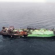 Podle ruských médií se 30 členů posádky podařilo zachránit. Plavidlo je ale už téměř dva týdny volně unášeno Středozemním mořem. 