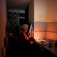 76letá Gladys Valdésová si při baterce připravuje kávu. Plyn zatím běží. 