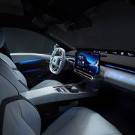 Nechybí velký displej infotainmentu natočený k řidiči a displej pod čelním sklem.