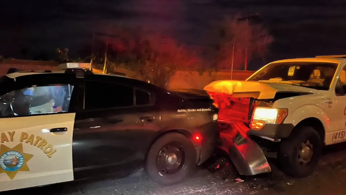 Řidič v Kalifornii za volantem sledoval videa. Naboural do policejního auta