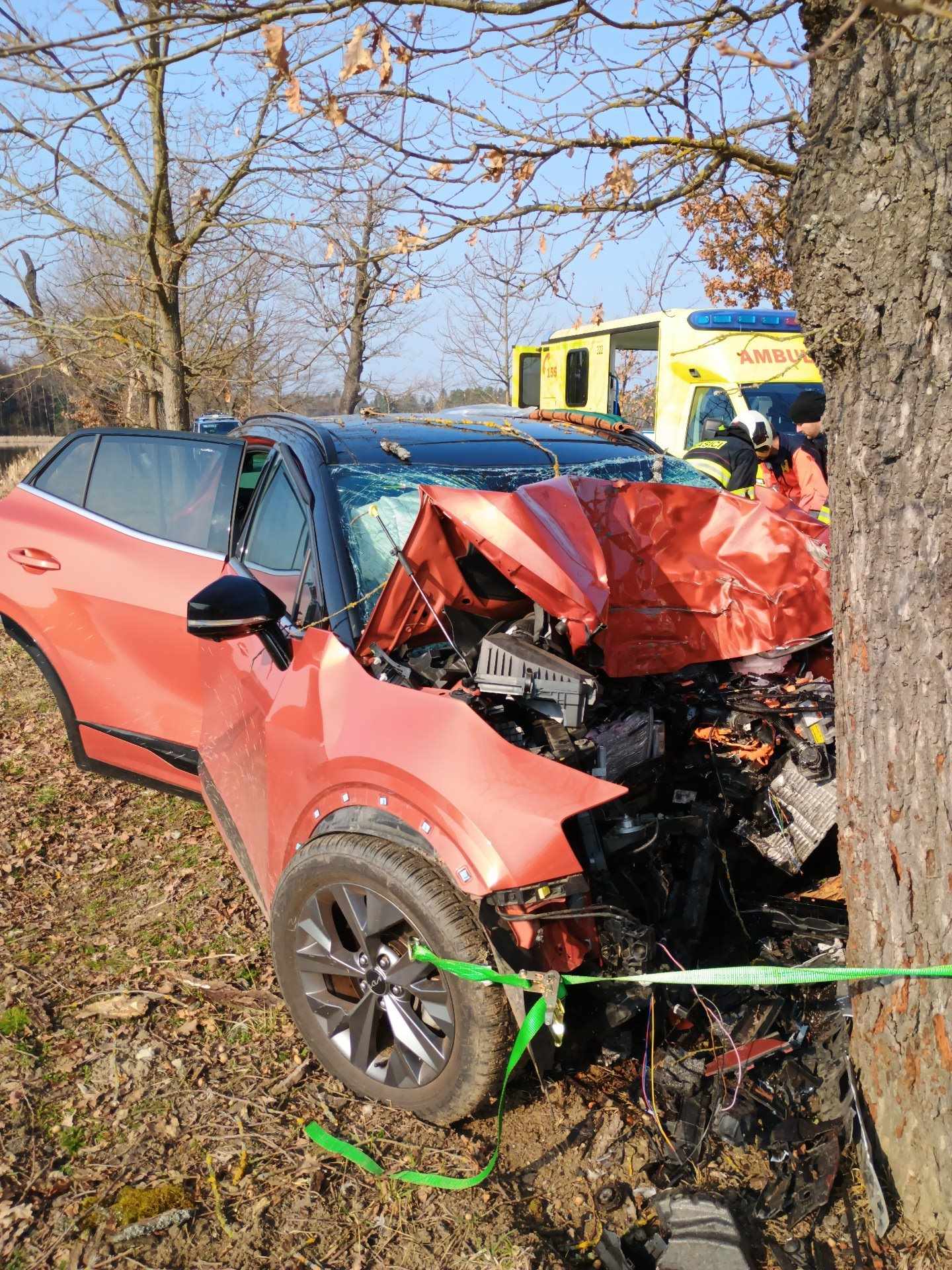 Tài xế trên Třeboňsko đã đâm vào cây, tại hiện trường đã tử vong