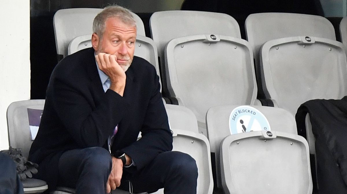 Británie zažaluje ruského oligarchu Abramoviče kvůli výnosům z prodeje fotbalové Chelsea
