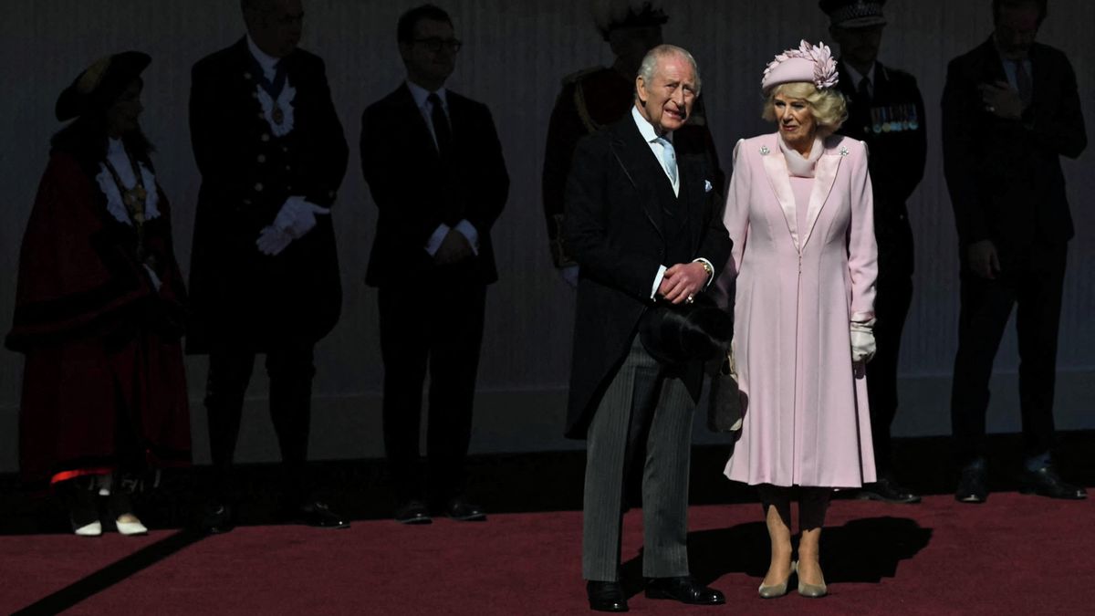 Velkolepá státní návštěva z Nigérie v Británii: Camilla oslnila v růžových šatech, Kate vybrala outfit na počest hostů