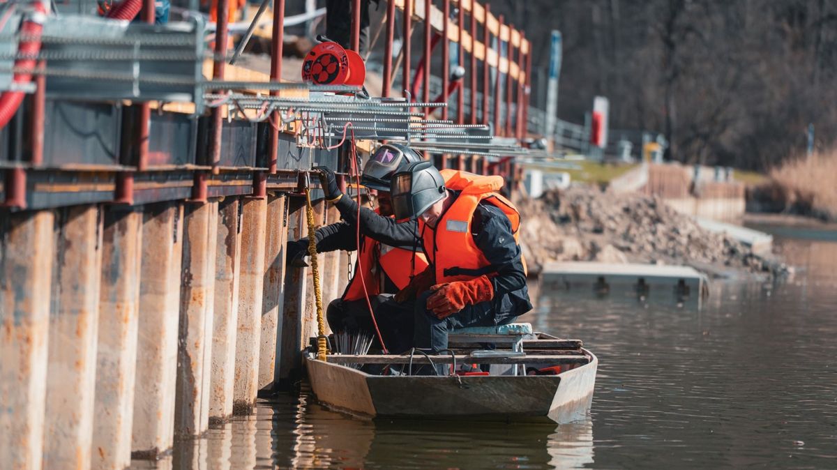 Na Baťově kanále v Hodoníně finišuje stavba přístaviště pro malé lodě