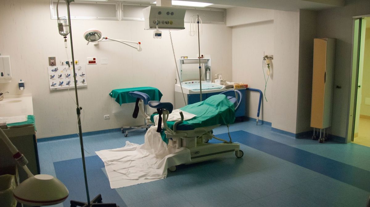 Otec v Británii pomohl dceři na svět sám. Nezkušená porodní asistentka zpanikařila a utekla