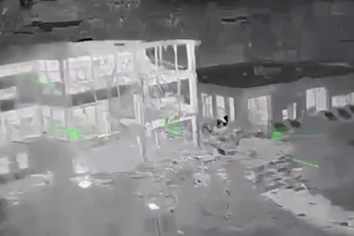 Ukrajinci udeřili na ruskou továrnu na opravu protivzdušné obrany. Ukázali to na videu