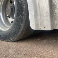 Chybějící dezén na jedné z pneumatik