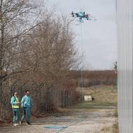 Dron při čištění fasády pracuje jen v malé vzdálenosti od pláště budovy.