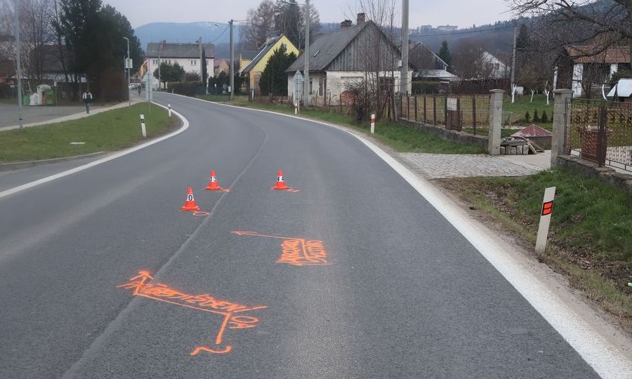 Cyklista na Jesenicku nedal přednost, srazilo ho auto