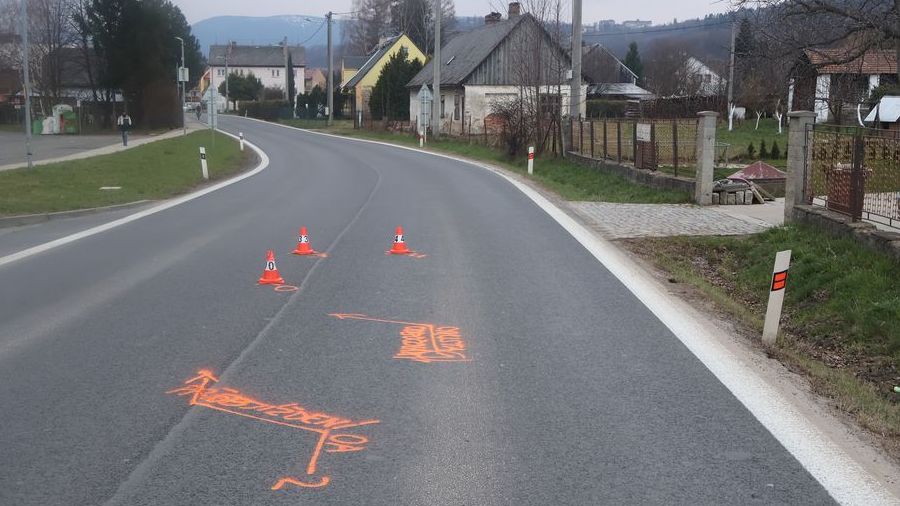 Cyklista na Jesenicku nedal přednost, srazilo ho auto