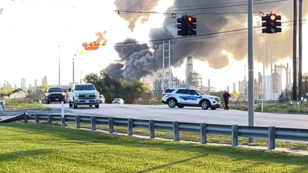 Obrovská rána, oblak kouře a plamenů. V Texasu došlo k výbuchu v rafinerii