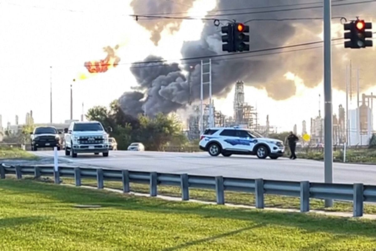 Obrovská rána, oblak kouře a plamenů. V Texasu došlo k výbuchu v rafinerii