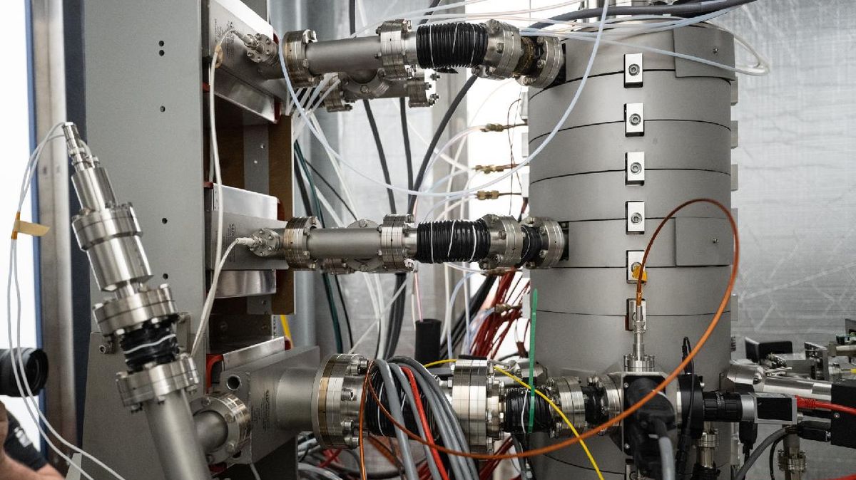 V Brně získali supermikroskop. Vidí detaily až do velikosti atomů, aniž by poškodil vzorky