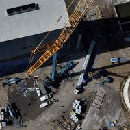 Usazování komínu nové teplárny Komořany