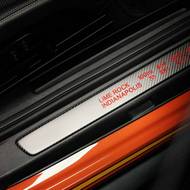 Detail prahu odkazující na dobové závody.