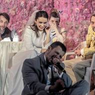 Svatebčané v v inscenaci Než hvězdy zapadnou v Divadle ABC