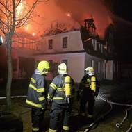 Oheň zcela pohltli střechu a horní patra.