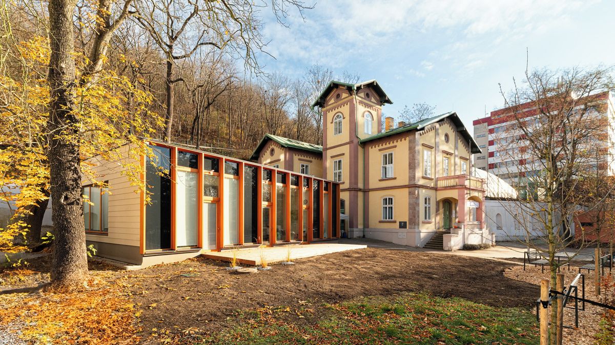 Z citlivě zrekonstruované historické vily v pražském Podolí je moderní škola