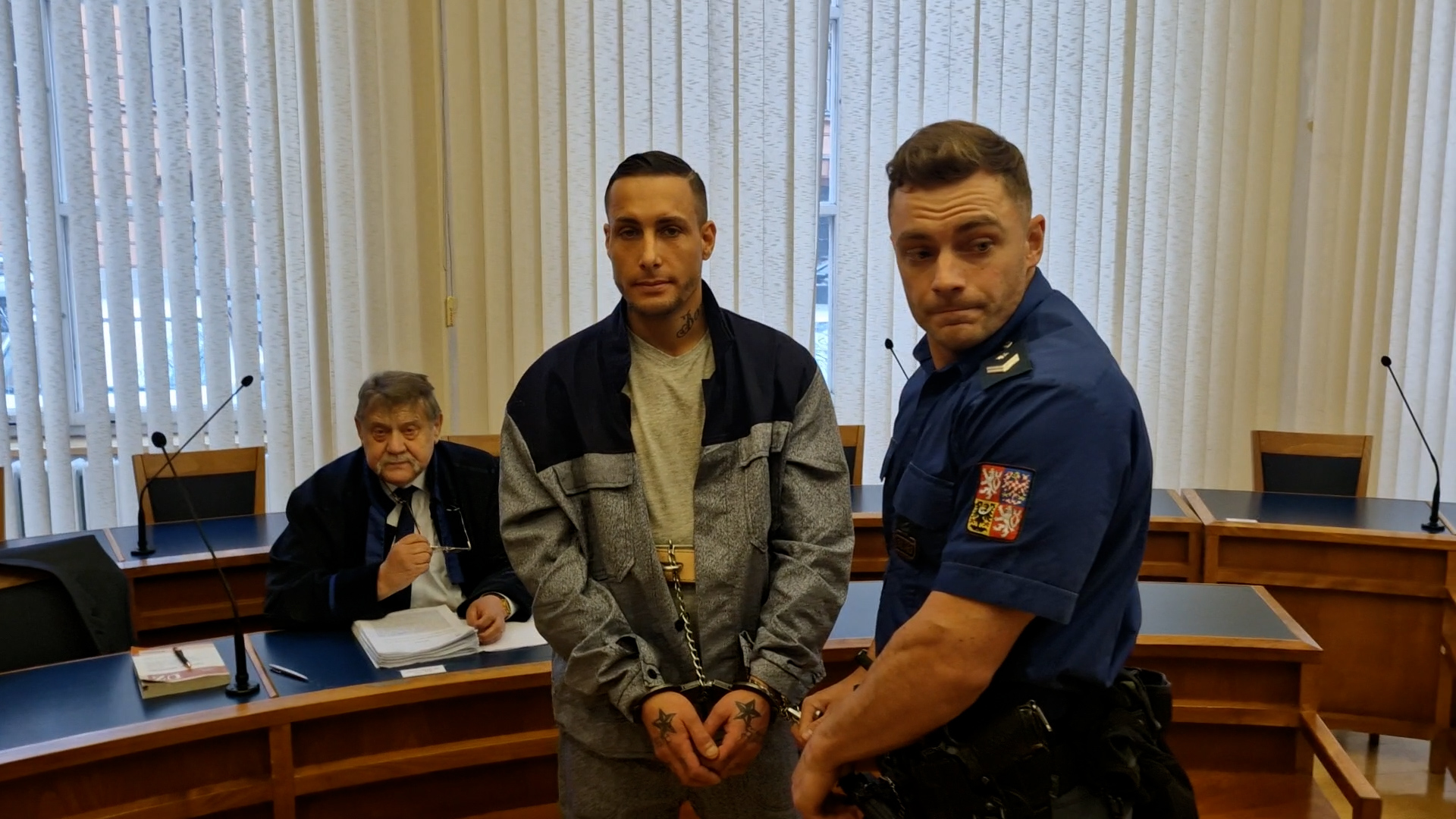 Không muốn anh ta, cô đã bị đâm bằng dao, viện công tố khẳng định. Anh ta biện minh rằng cô tự gây thương tích