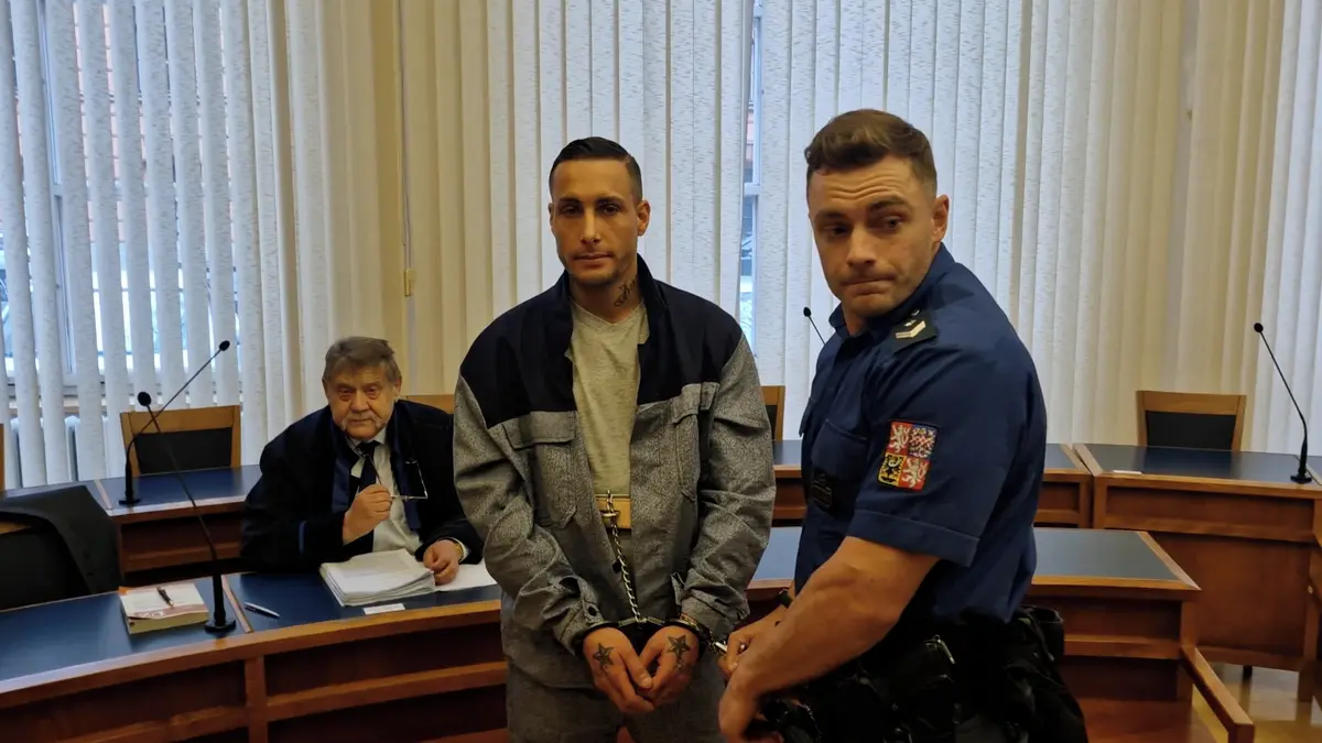 Nechtěla ho, tak ji bodl nožem, tvrdí obžaloba. Sama se píchla, hájí se muž