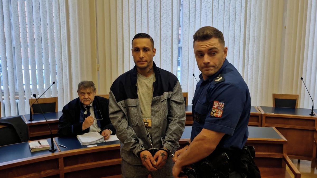 Nechtěla ho, tak ji bodl nožem, tvrdí obžaloba. Sama se píchla, hájí se muž