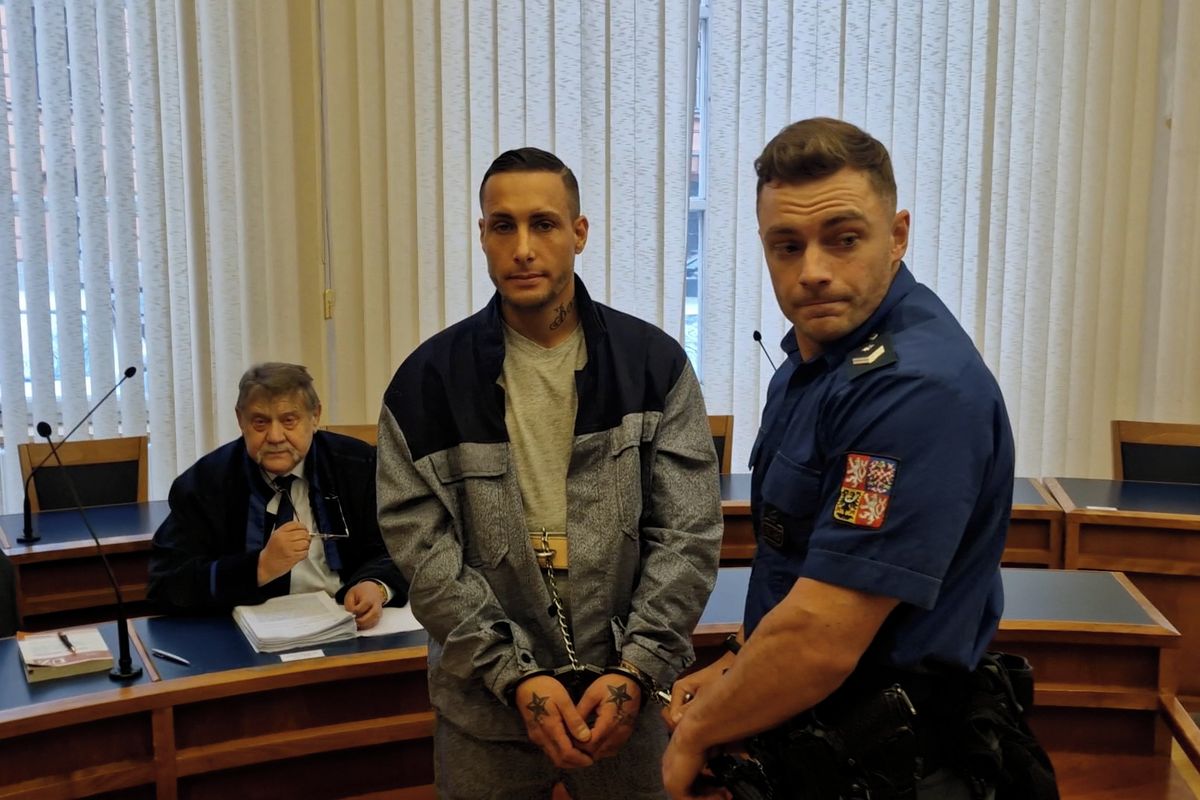 Nechtěla ho, tak ji bodl nožem, tvrdí obžaloba. Sama se píchla, hájí se muž