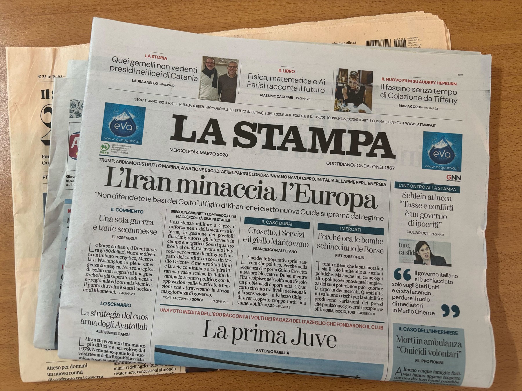 Các ông chủ Juventus bán tờ La Stampa