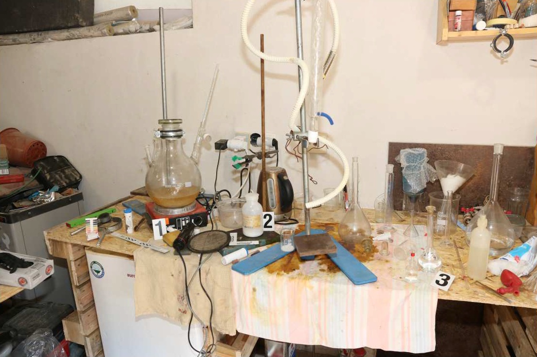 Vợ chồng ở Olomouc xảy ra cãi vã, cảnh sát phát hiện cơ sở sản xuất ma túy tổng hợp