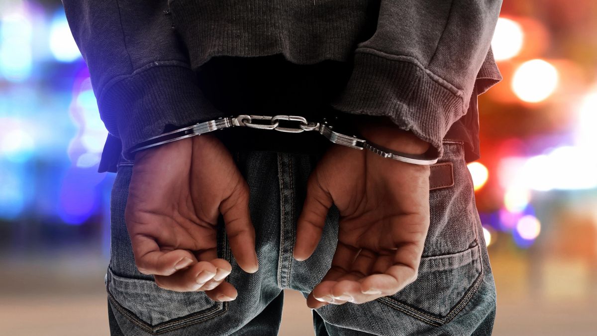 Kopanec i úder pěstí. Bývalý profesionální lyžař napadl na Šumavě policistu