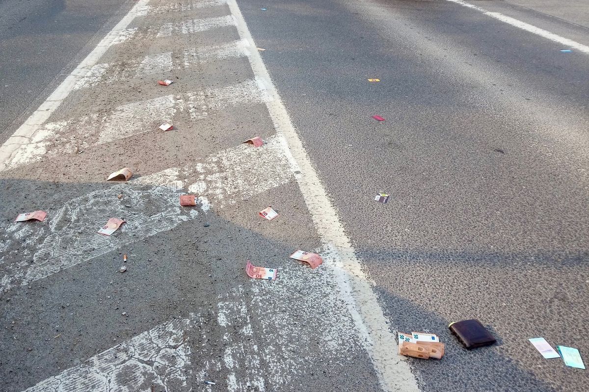 Na silnici v Nitře se našlo rozházených 900 eur