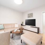 Hlavní část posezení v obývacím pokoji je doplněna televizí.