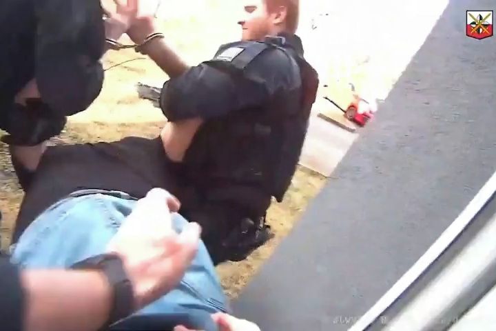 Policisté ve Strakonicích zpacifikovali muže s nožem