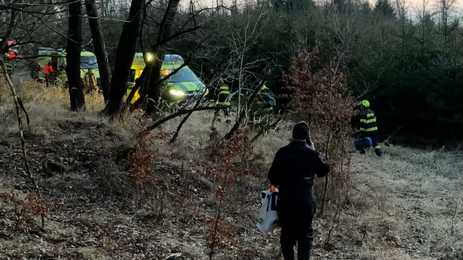 Bốn người đàn ông đã trèo xuống một cái hang ở Kutnohorsku, cảnh sát đã huy động cả trực thăng cứu hộ