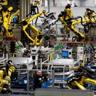 Pomáhá i 566 robotů. 