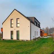 Dům je umístěný na severně orientovaném svahu.