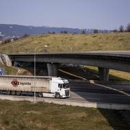 I „Most duchů“ možná jednou bude sloužit. Praha jedná s firmou Skanska o odkupu. Dohoda je na ceně 93 milionů korun, v budoucnu by tu přeci jen mohl vzniknout obchvat Komořan.