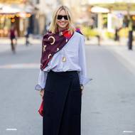 Jak ukázal street style v ulicích Paříže, šátky mohou ozdobit i jednoduchou proužkovanou košili.