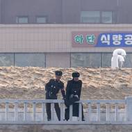 Nové nábřeží v severokoejském Sinuidžu, i to hlídají vojáci. 