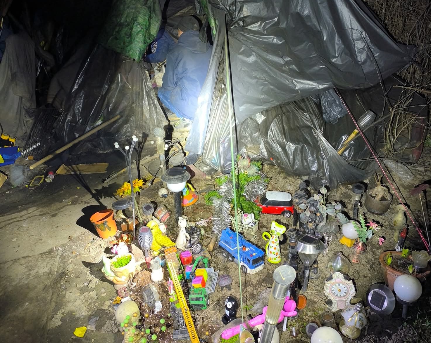 Stan obsypaný hračkami. Bezdomovci žili s dvěma dětmi u letiště v Praze