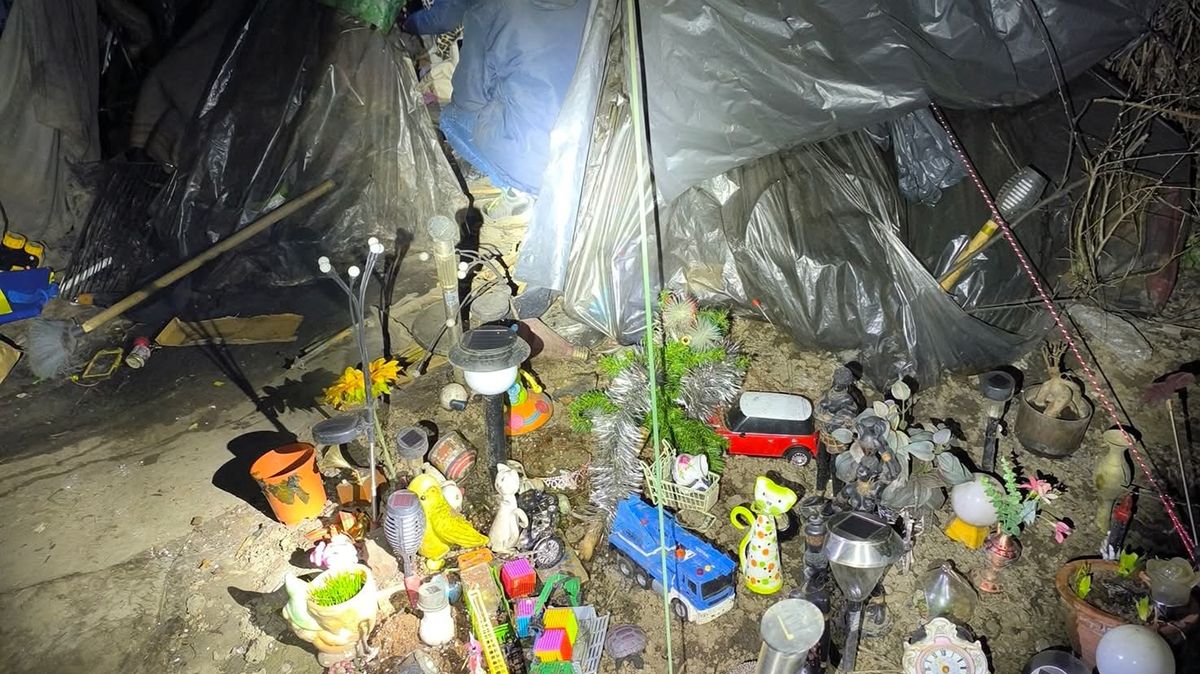 Stan obsypaný hračkami. Bezdomovci žili s dvěma dětmi u letiště v Praze