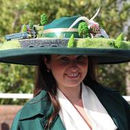 Nevšední klobouk pro milovníky vlaků